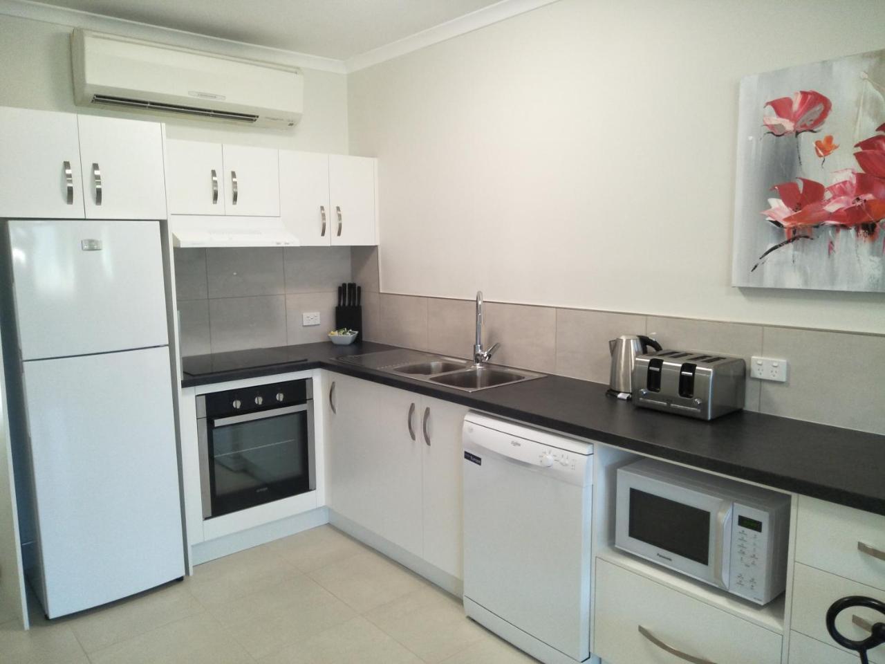 Airlie Seaview Apartments Airlie Beach Esterno foto